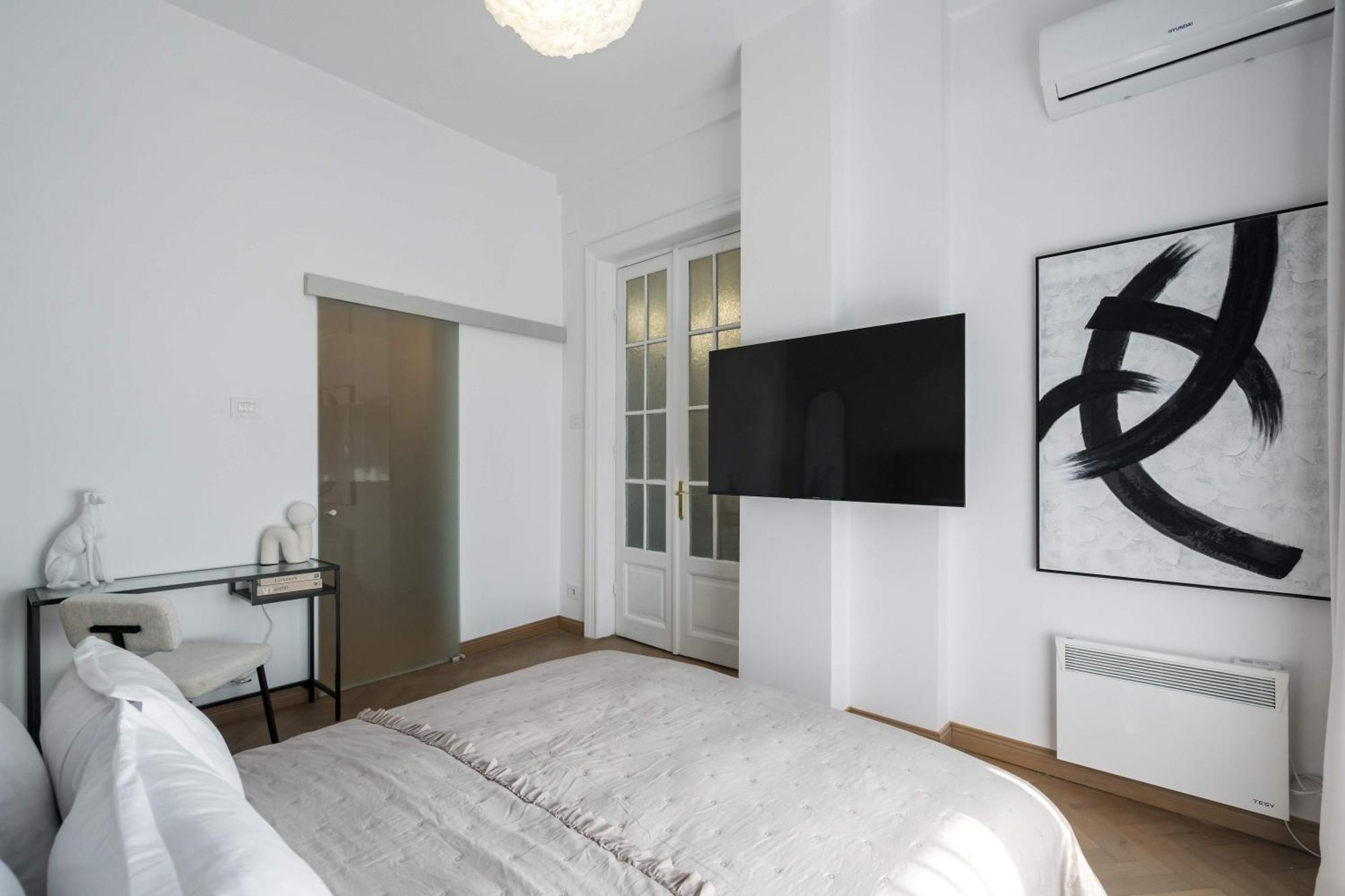 Stunning 3br - Balcony Overlooking Calea Victoriei Appartamento Bucarest