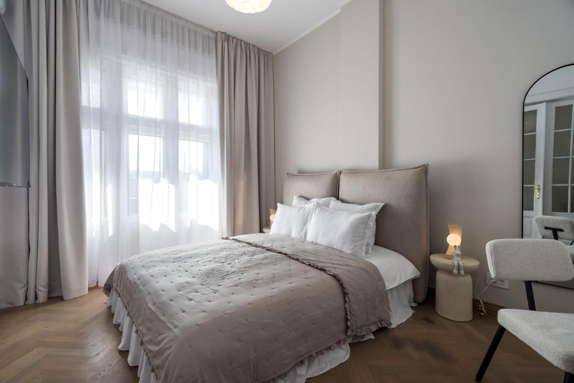 Stunning 3br - Balcony Overlooking Calea Victoriei Appartamento Bucarest