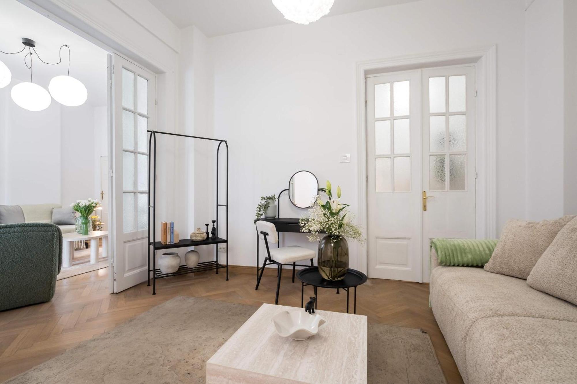 Stunning 3br - Balcony Overlooking Calea Victoriei Appartamento Bucarest
