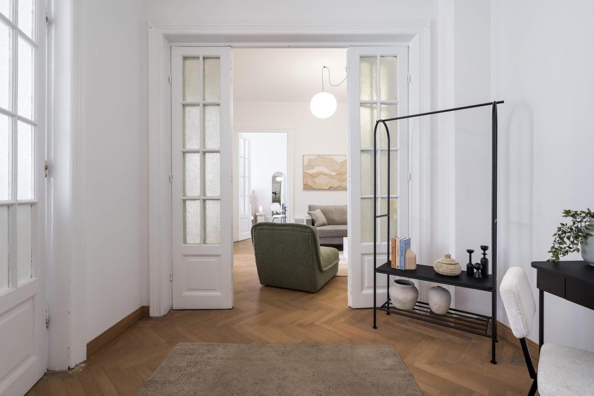 Stunning 3br - Balcony Overlooking Calea Victoriei Bucarest