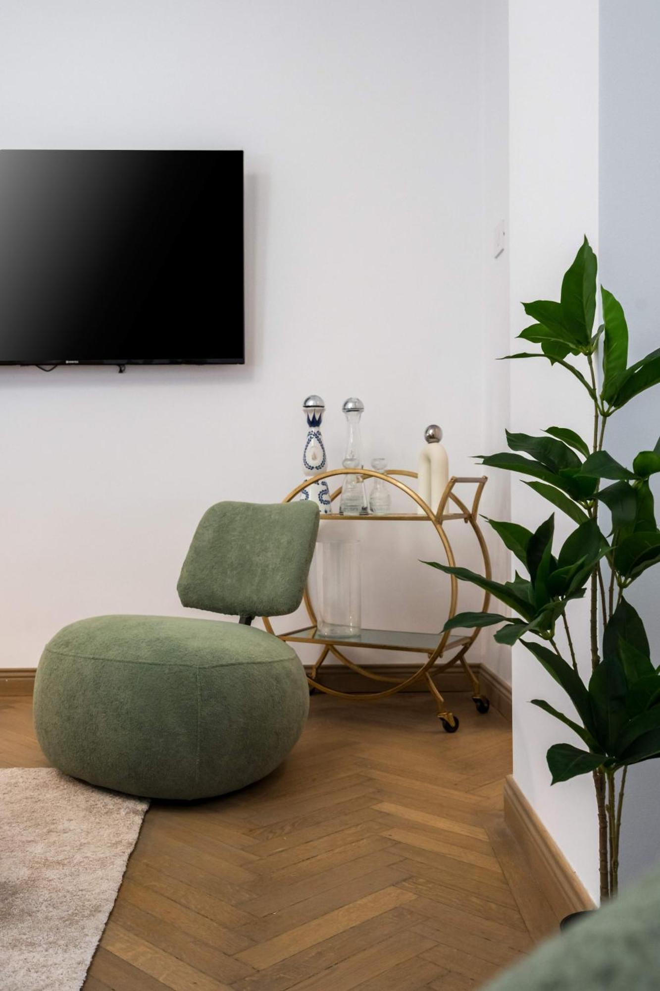 Stunning 3br - Balcony Overlooking Calea Victoriei * Bucarest