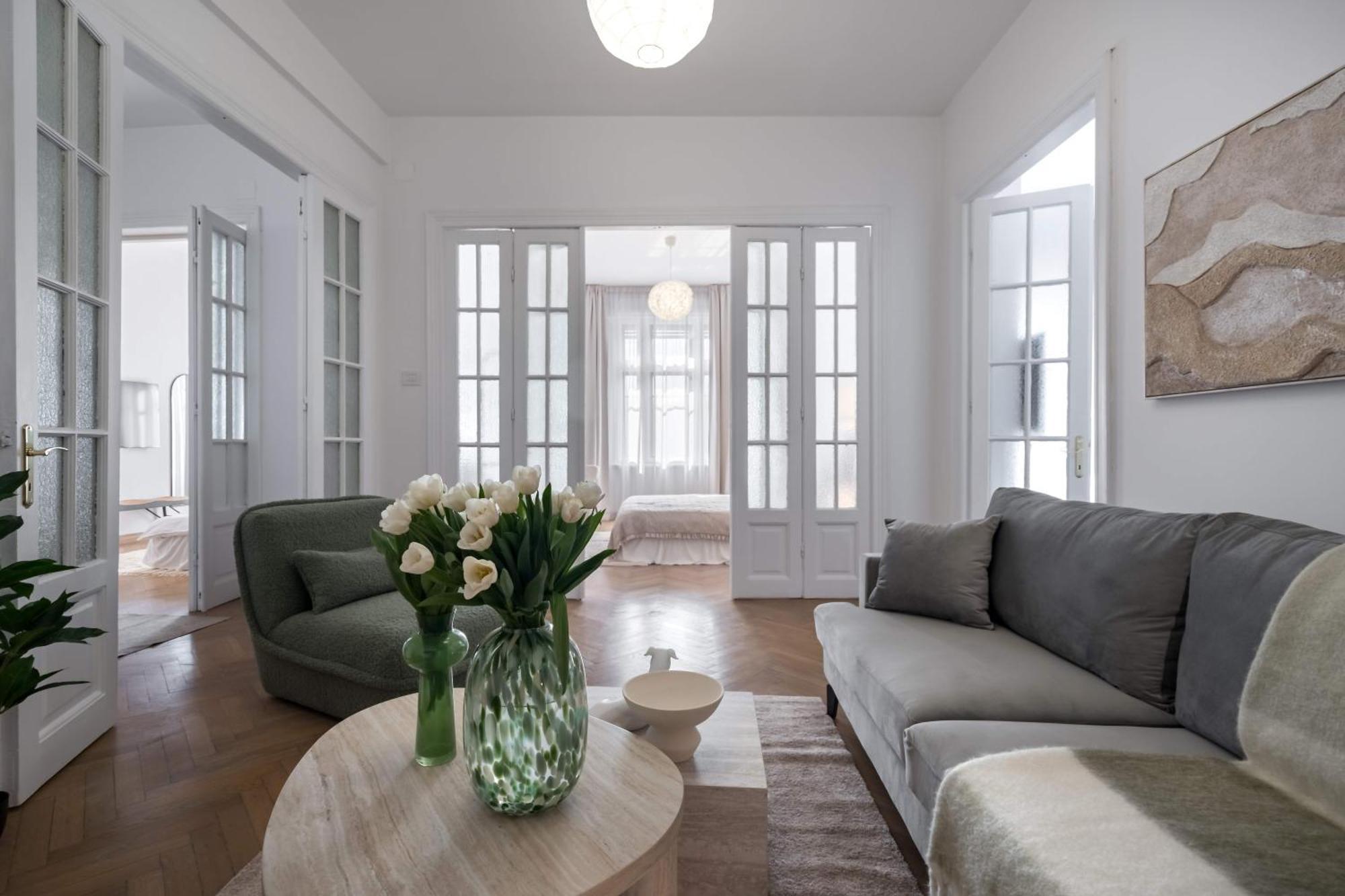Apartament Stunning 3br - Balcony Overlooking Calea Victoriei Bucureşti