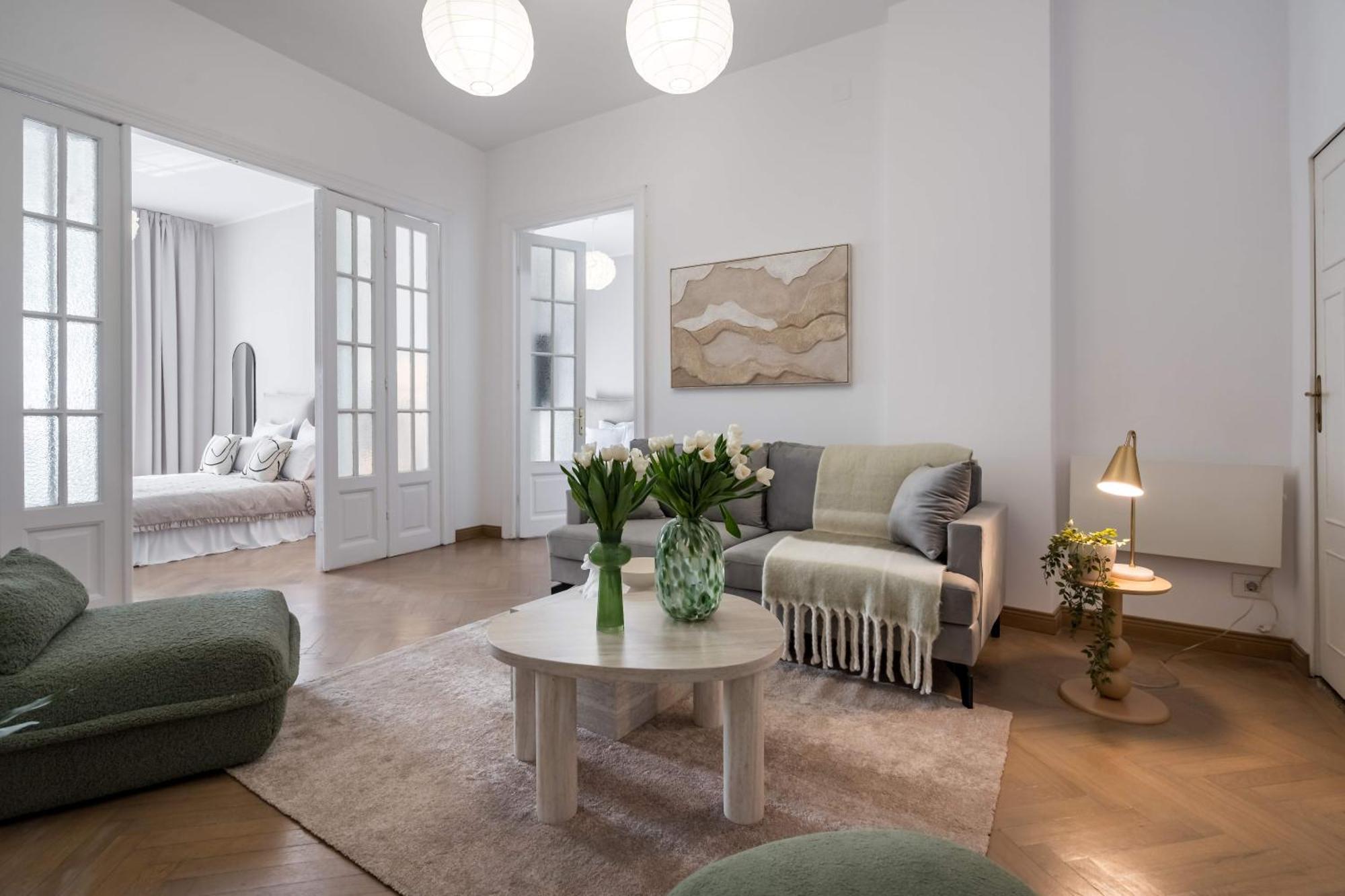 Stunning 3br - Balcony Overlooking Calea Victoriei Bucarest