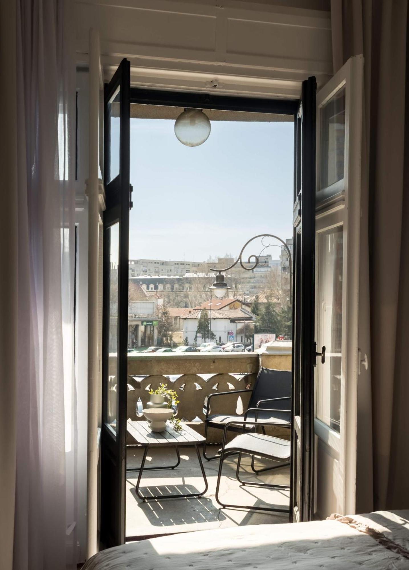 Stunning 3br - Balcony Overlooking Calea Victoriei Bucarest